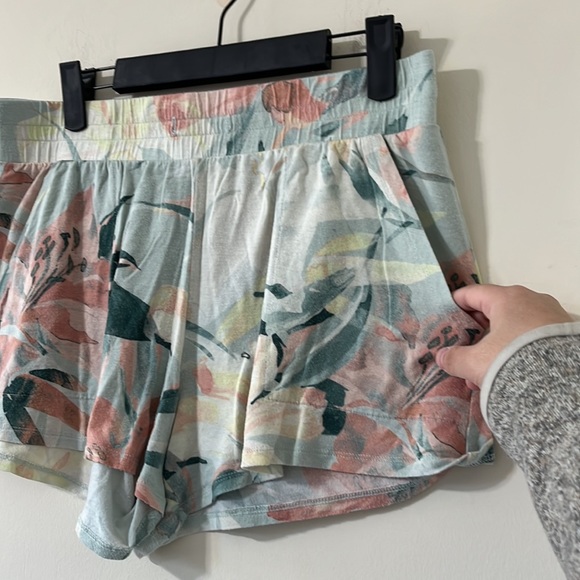 Stars Above Beautifully Soft Floral Pajama Shorts Size Medium - Picture 2 of 5